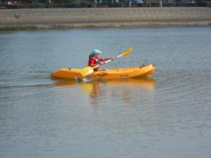 une personne dans un kayak jaune dans l'eau dans l'établissement Caserta, à Fontarrabie