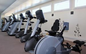 - une rangée de vélos d'exercice dans une salle de sport dans l'établissement Forme-hotel & Spa Montpellier Sud-Est - Parc Expositions - Arena, à Mauguio