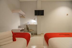 RedDoorz Plus near Soekarno Hatta Airport 2的电视和/或娱乐中心