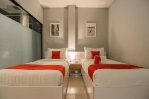 Tempat tidur dalam kamar di RedDoorz Plus near Soekarno Hatta Airport 2 +37 foto