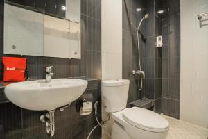 当格浪RedDoorz Plus near Soekarno Hatta Airport 2的带马桶和水槽的浴室