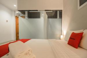 RedDoorz Plus near Soekarno Hatta Airport 2客房内的一张或多张床位