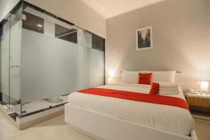 RedDoorz Plus near Soekarno Hatta Airport 2客房内的一张或多张床位