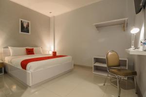 RedDoorz Plus near Soekarno Hatta Airport 2客房内的一张或多张床位
