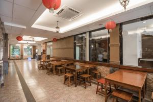 RedDoorz Plus near Soekarno Hatta Airport 2餐厅或其他用餐的地方