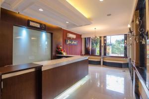 RedDoorz Plus near Soekarno Hatta Airport 2的电视和/或娱乐中心