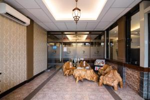 RedDoorz Plus near Soekarno Hatta Airport 2的休息区