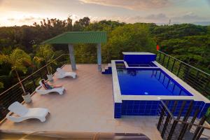 Bazén v ubytování Blue Lagoon Inn & Suites nebo v jeho okolí