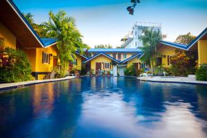 Bazén v ubytování Blue Lagoon Inn & Suites nebo v jeho okolí