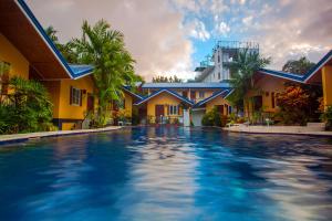Bazén v ubytování Blue Lagoon Inn & Suites nebo v jeho okolí