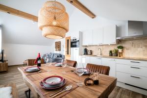 uma cozinha e sala de jantar com uma mesa de madeira em Pistenblick em Sankt Margarethen im Lungau