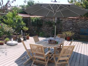 Un patio sau altă zonă în aer liber la Chambres de Condate