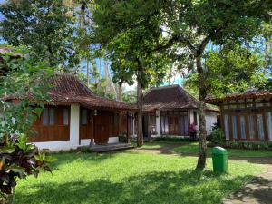 Puutarhaa majoituspaikan The Nalaya Hotel & Resto ulkopuolella