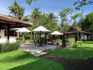 Puutarhaa majoituspaikan The Nalaya Hotel & Resto ulkopuolella
