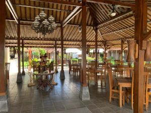 Majoituspaikan The Nalaya Hotel & Resto ravintola tai vastaava paikka