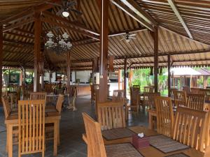 Majoituspaikan The Nalaya Hotel & Resto ravintola tai vastaava paikka
