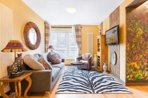 un soggiorno con divano e tappeto di The Park At Holyrood a Edimburgo