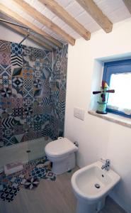 La salle de bains est pourvue de toilettes et d'un lavabo. dans l'établissement La Casina di Cioccolata, à Barberino di Val dʼElsa