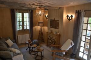 sala de estar con sofá y chimenea en La Maison de Moustiers, en Moustiers-Sainte-Marie
