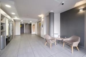 TV a/nebo společenská místnost v ubytování B&B HOTEL Calais Centre St Pierre