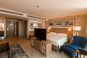 een hotelkamer met een bed en een televisie bij Radisson Hotel Baku in Baku