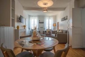 a living room with a table and a couch at Gîte Le Cocoon d'Isatis 2 in Montgiscard