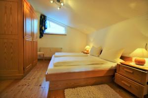 Un dormitorio con dos camas y una ventana en Gästehaus Kön, en Zeltingen-Rachtig