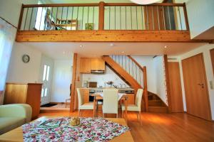 Una cocina y una sala de estar con un loft. en Gästehaus Kön, en Zeltingen-Rachtig