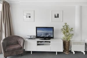 Televiisor ja/või meelelahutuskeskus majutusasutuses Snowy Studio - Super Central Location l WiFi