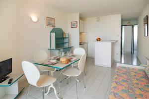 Η κουζίνα ή μικρή κουζίνα στο Vacancéole - Savanna Beach- Terrasses de Savanna