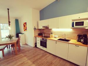 Apartment Farbenfroh vom Naturhof Usedomにあるキッチンまたは簡易キッチン