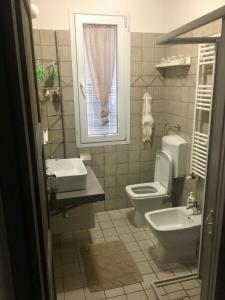 bagno con servizi igienici, lavandino e finestra di B&B Sole a Ravenna