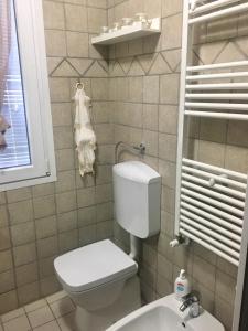 un piccolo bagno con servizi igienici e lavandino di B&B Sole a Ravenna