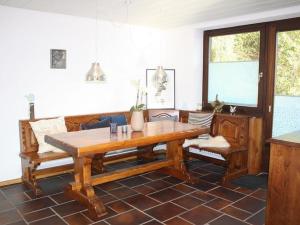 sala de estar con mesa de madera y sofá en Haus Talblick Sasbachwalden, en Sasbachwalden