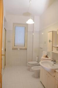 uma casa de banho branca com um WC e um lavatório em A CASA DI FRANK em Sora