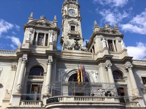 ein Gebäude mit einem Uhrturm darüber in der Unterkunft Apartamentо Menorcа Апартаменты Менорка in Valencia