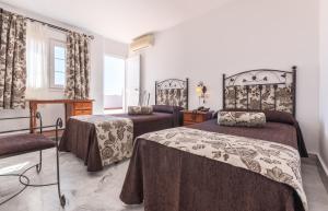 pokój hotelowy z dwoma łóżkami i oknem w obiekcie Hotel La Parrita w mieście Rota