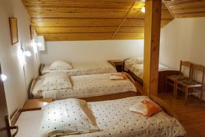 Galería fotográfica de Rooms with shared kitchen Zver, great for hikers en Hudajužna
