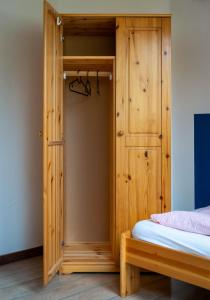 سرير أو أسرّة في غرفة في Lima Hostel Győr