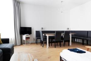 sala de estar con mesa de comedor y sillas en Apartment GREIF - Cozy Family & Business Flair welcomes you - Rockchair Apartments en Berlín