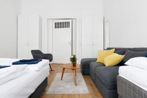 sala de estar con 2 camas y sofá en Apartment GREIF - Cozy Family & Business Flair welcomes you - Rockchair Apartments en Berlín