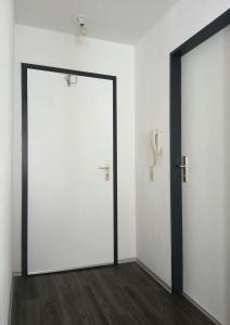 uma porta aberta com um espelho num quarto em Little Castle near Airport and Messe em Steinenbronn