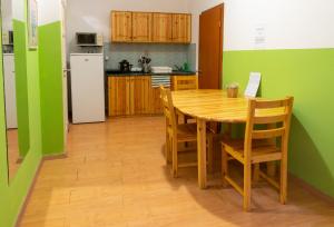 مطبخ أو مطبخ صغير في Lima Hostel Győr