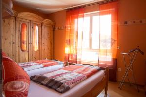 2 camas en una habitación con ventana en Ferienwohnung Fraenkisches Paradies, en Litzendorf
