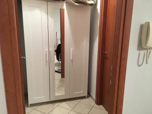 uno specchio in corridoio con una persona in bagno di Home di Federico a Chivasso