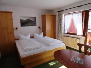 Postel nebo postele na pokoji v ubytování Landhaus Almrausch