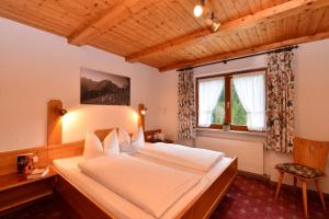 Postel nebo postele na pokoji v ubytování Landhaus Almrausch