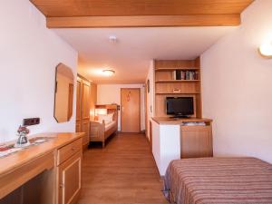 オーバーシュタウフェンにあるHaus Daheimのベッド1台とバスルームが備わる小さな客室です。