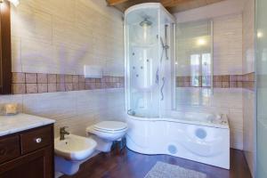 La salle de bains est pourvue d'une baignoire, de toilettes et d'un lavabo. dans l'établissement LE API, à Cagliari