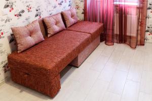 a brown couch sitting in a living room at flat-all 121 Uritskogo однокомнатная квартира до 5 мест с паркингом рядом с БЦ Московский in Voronezh